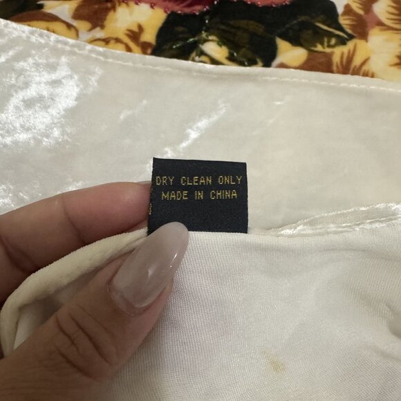 Vintage Womens White Silk Velvet Floral Triangle Shawl w/ Fringe – 74” x 42” - Picture 11 of 13